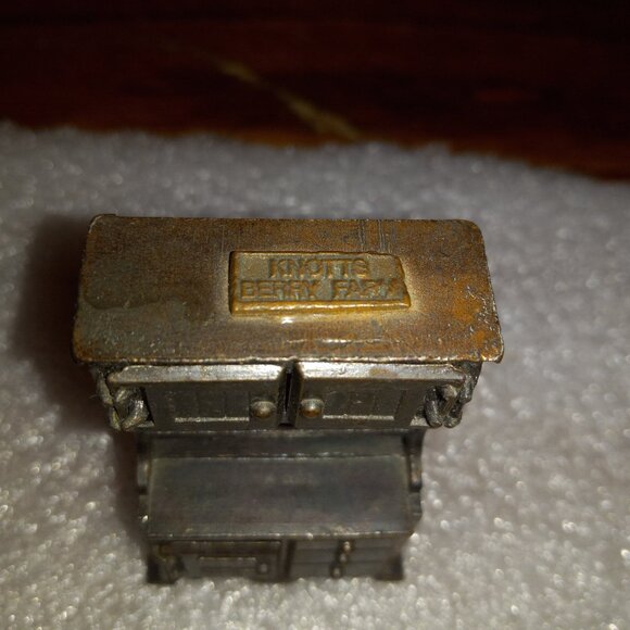 Miniature Knotts Berry Farm Kitchen Cupboard Vintage Pencil Sharpener Die Cast - Picture 4 of 8